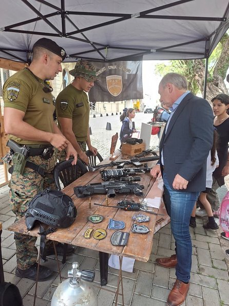 La Policía copó las calles con una megaexposición frente a la Jefatura