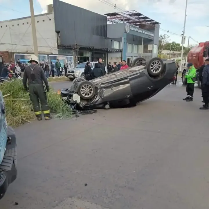 Choque y vuelco en avenida Raúl Alfonsín: un hombre fue asistido de urgencia